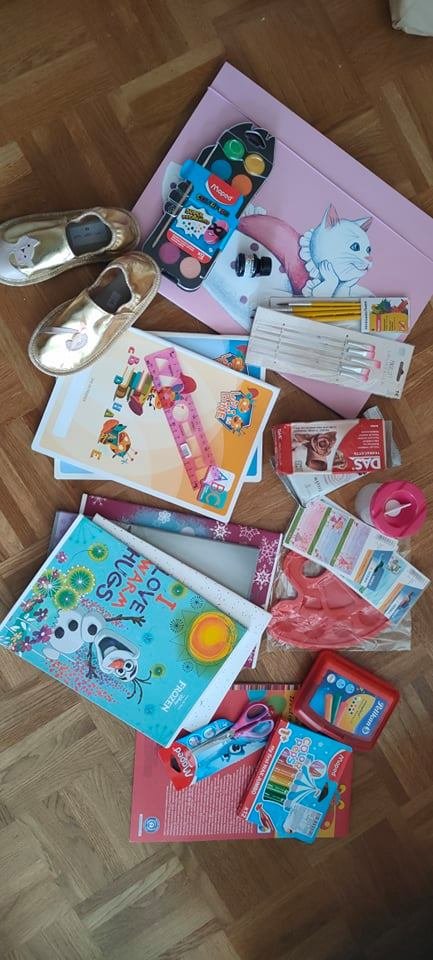 dragica12's tweet photo. Tudi moja mlajša vnučka #Julija je pripravljena na prvi šolski dan...Ostale knjige dobi v šoli...
Pravi:
Babi, sedaj sem že velika, grem lahko v šolo...😍🤗💞🍀👧
#Mojsonček https://t.co/zmdEcfl2tI