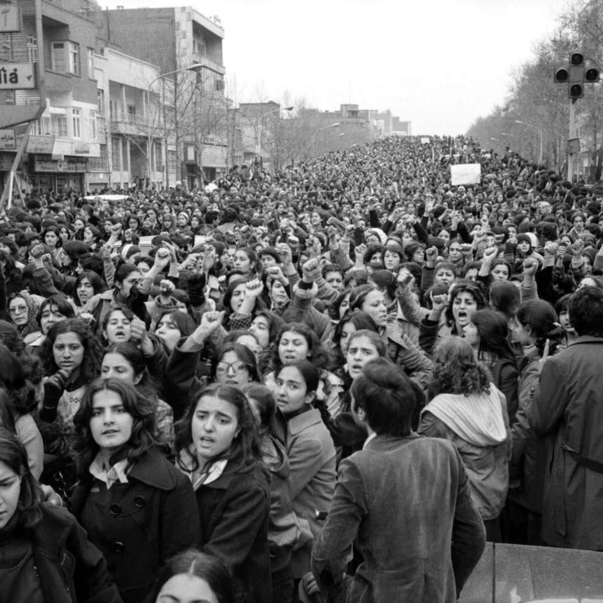 Cristina_H_'s tweet photo. Esta foto del 8 de marzo 1979 en Teherán (Irán) para recordar lo frágiles que son los derechos de las mujeres. https://t.co/i87Avdo5uk