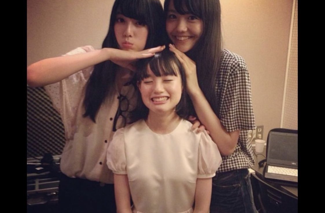 アミュ神 三吉彩花ちゃんの前髪が伸びて 松井愛莉ちゃんの髪の毛が短くなって 武藤彩未ちゃんの背丈が変わらなくても なんにも変わらない3amが愛おしい 本当に私にとって原点にして頂点 大好きな曲が今日も目覚ましなの さくら学院 T Co