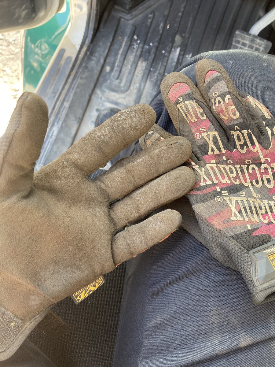 Ltlbtrdnk's tweet photo. Mechanix Monday 🤦‍♀️ they didn’t make it @Mechanix_Wear 😭😭😭 #WorkHardPlayHard #girlsmechanictoo #ladytrucker #westernstar #rollback #tandem #throwingchains #American #proud #blessed #spoiled #wealthy #healthy #spoiled #loved https://t.co/oWqWShwGJm