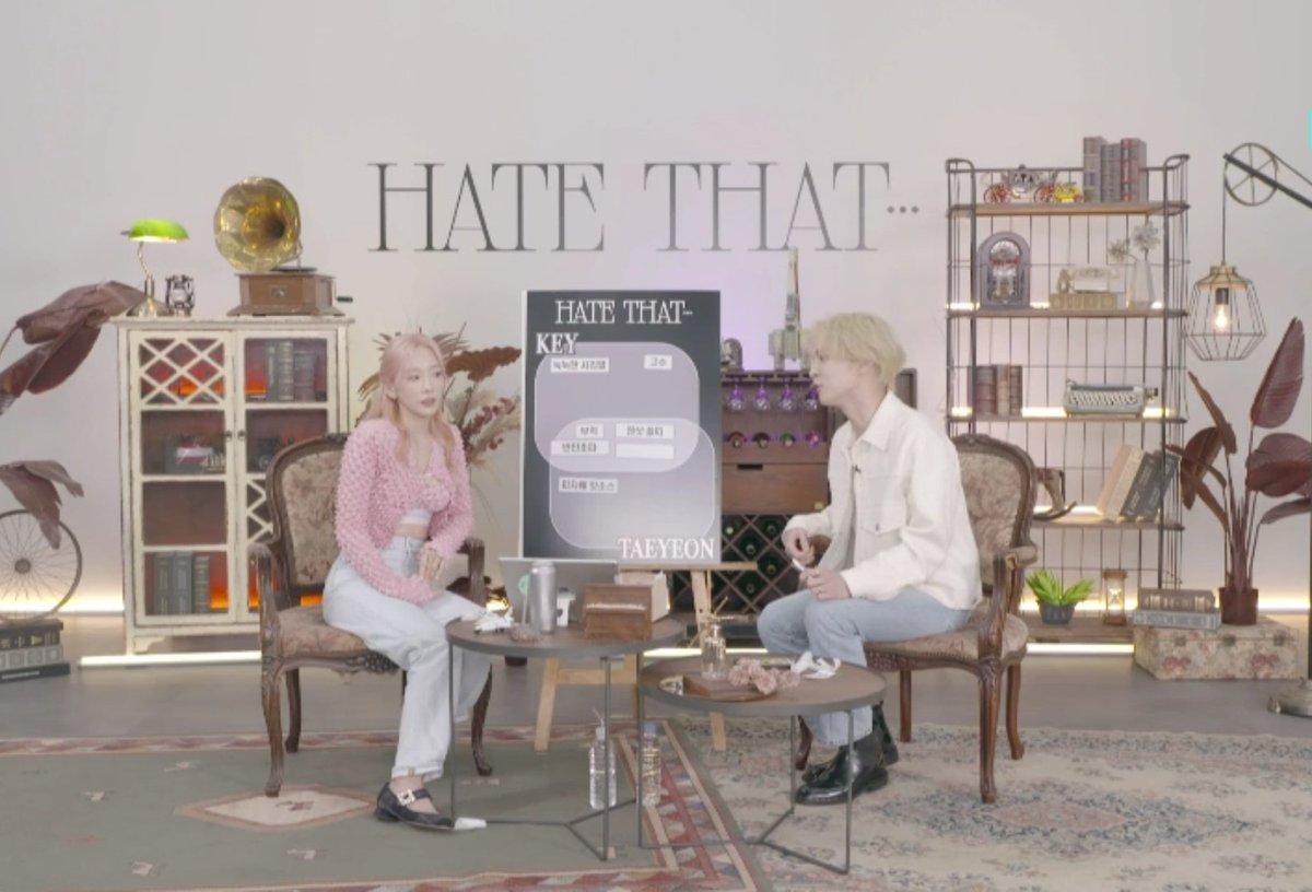 TAEYEONFrance's tweet photo. 🎥 #TAENGLIVE ─ 29.08.21 

KEY (SHINEE) était en live aux côtés de TAEYEON pour la sortie de leur featuring 'HATE THAT...' ✨

🔗 https://t.co/PHOyhoDArh https://t.co/FPsATykq5n