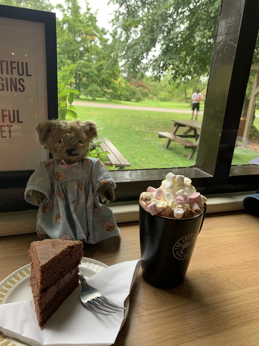 I got cayk 🍰🍰🍰 &amp;hot chocolate. #smallbearsneedcayk