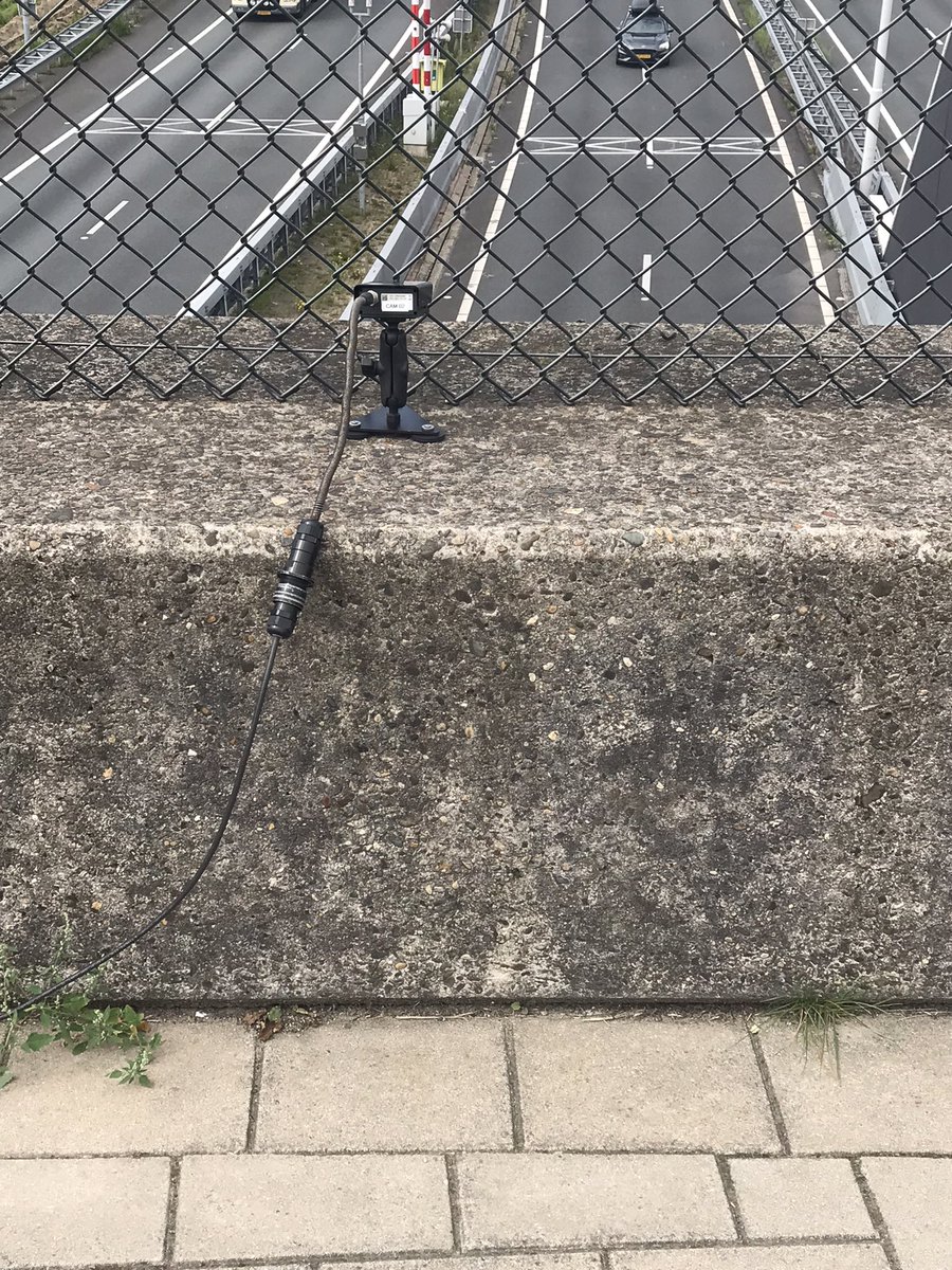 AndreCher's tweet photo. @Flitsmeister Ze staan weer lekker te controleren boven de A16 bij Zwijndrecht of je de telefoon vast aan houden bent ! https://t.co/EgVPHtczR6