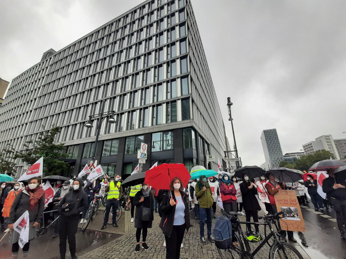 Als Eltern waren wir gerade gemeinsam mit Erzieher*innen &amp; AWO-Beschäftigten auf der Straße, denn sie sind unsere Alltagsheld*innen &amp; waren trotz Pandemie für unsere Kinder da, wie immer! "Wir fordern mit euch gleicher Lohn für gleiche Arbeit!" TVöD jetzt! <a href="/_verdi/">Ver.piss.di</a>
<a href="/AWOBerlin/">AWO Berlin - Arbeiterwohlfahrt Landesverband</a>