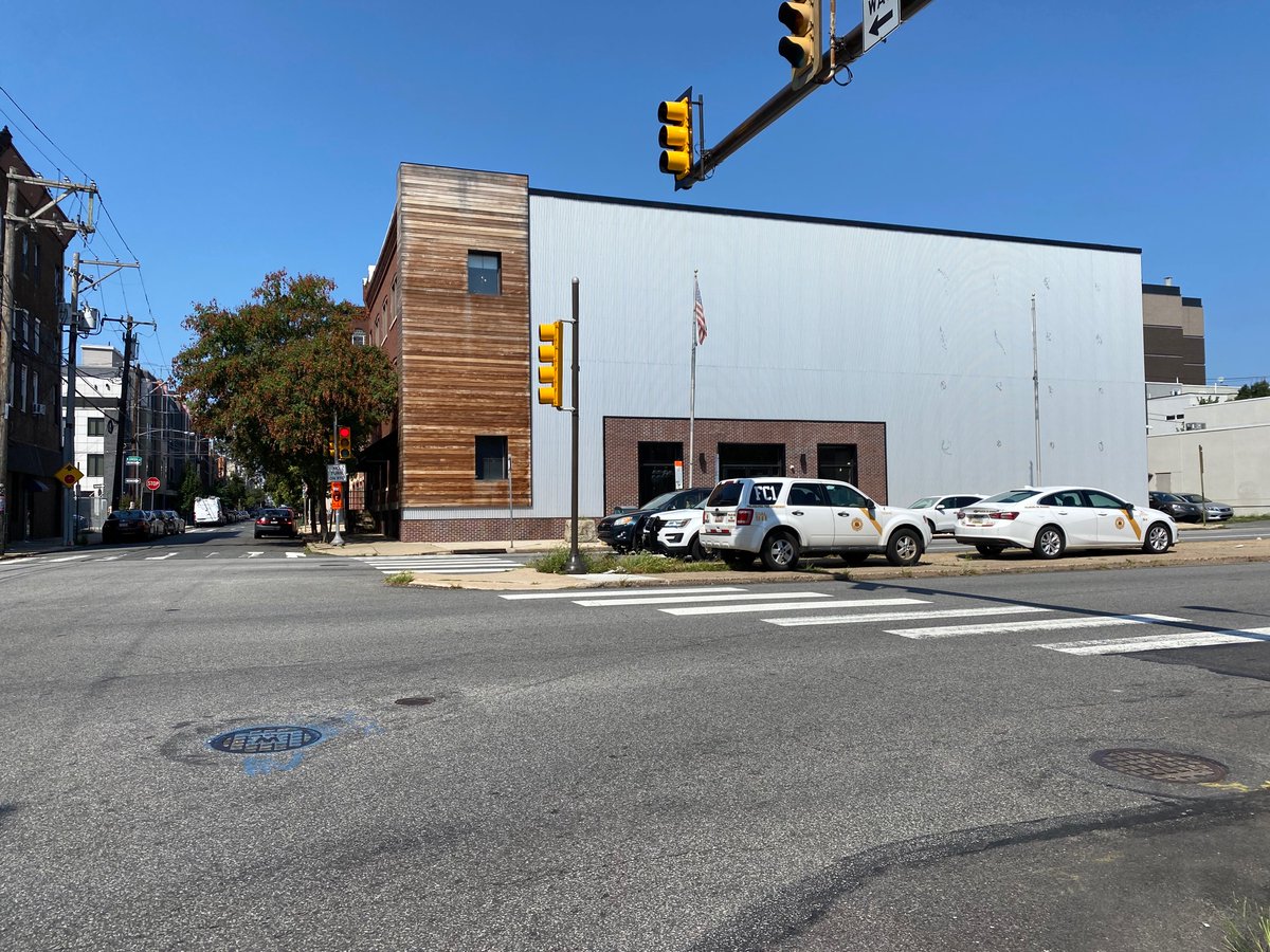 AcriCAA's tweet photo. @goPuff_Philly I’ve been biking past your HQ every day for a year and have to say it’s too depressing. When will something other than wires be hanging off the front? Please throw some of those billions you’ve got towards a proper facade, flags and wood sealant. https://t.co/6xnXDQLEyI