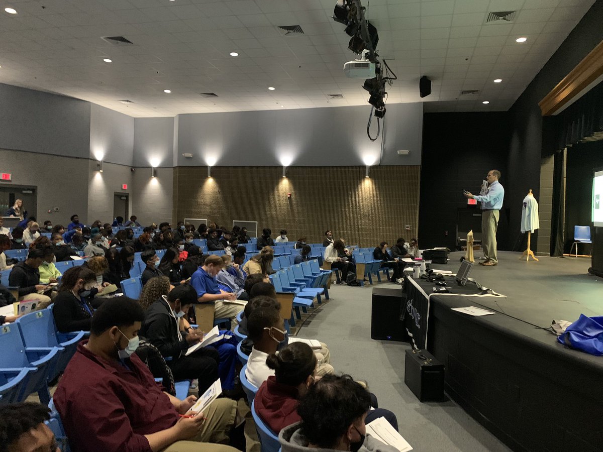 JBridgemanJMCSS's tweet photo. NSHS Senior meeting going on now! https://t.co/oo0vmruNvv