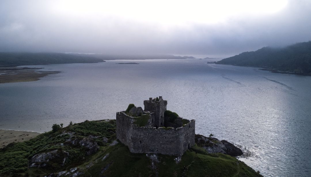 Ok, just one more view of Castle Tioram in #Ardnamurchan, as if out of a fantasy #CastlesofScotland #VisitScotland #travelphotography #Highlands #mavicmini #dronephotography #Summer #Misty