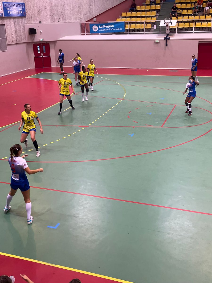 Samedi 28 août, 2 étudiants volontaires étaient au 1er match à domicile de l’ASUL Vaulx-en-Velin Handball féminin, qui évolue en 2ème division nationale ! Leurs missions : accueil du public, billetterie, gestion de l’espace VIP ! #AMOESLyonExpériencesProfessionnelles