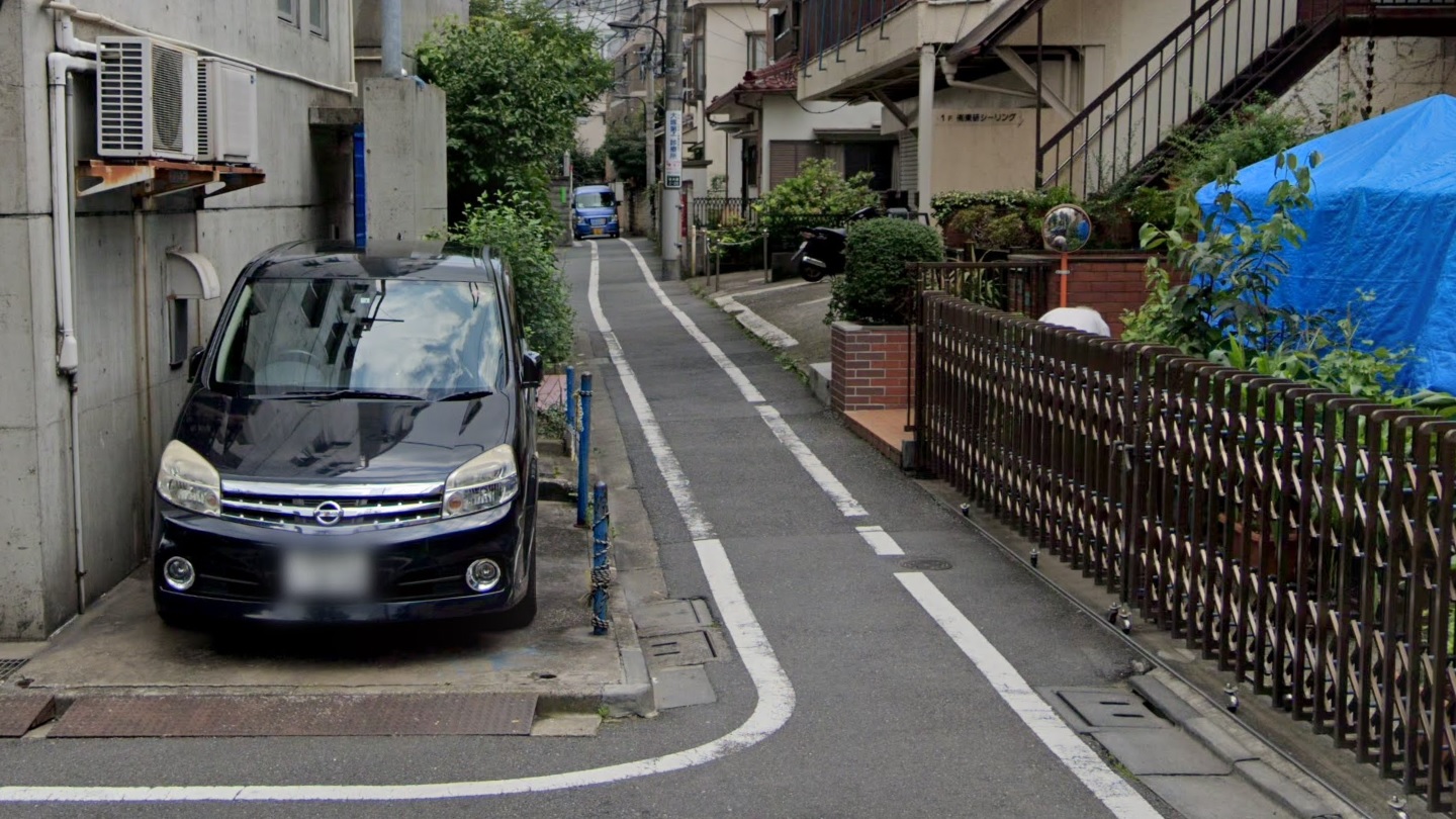 たこ 道路好団垢 ちょっと待って これは日本一狭い 車線 かも知れない 隣の車と比べても 明らかに白線の間隔がおかしい 道路 T Co 8fmllrms9a Twitter