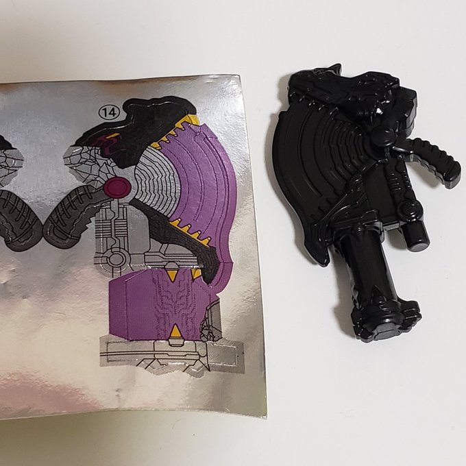 黒いから分かりにくいけど
凹凸多いのにアックスモードはシール1枚はもっと無茶だって💢💢💢

分割できる技術があれば🥺 https://t.co/JwUmFkboHm 