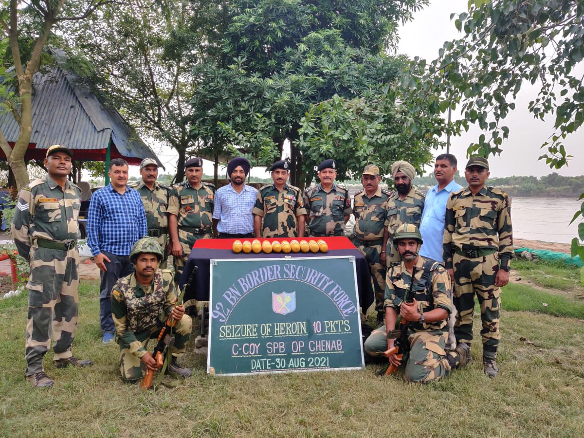 bsf_jammu's tweet image. Today, BSF Jammu foiled major Drug smuggling attempt on International Border and seized 10 Pkts Narcotics (Heroin) from Akhnoor International border area near zero line.
#जीवनपर्यन्तकर्त्तव्य
#AlertBSFTroops
#BSFJammu 
@HMOIndia
@BSF_India
@ANI
@PIB_India
@PMOIndia
@DDNewslive