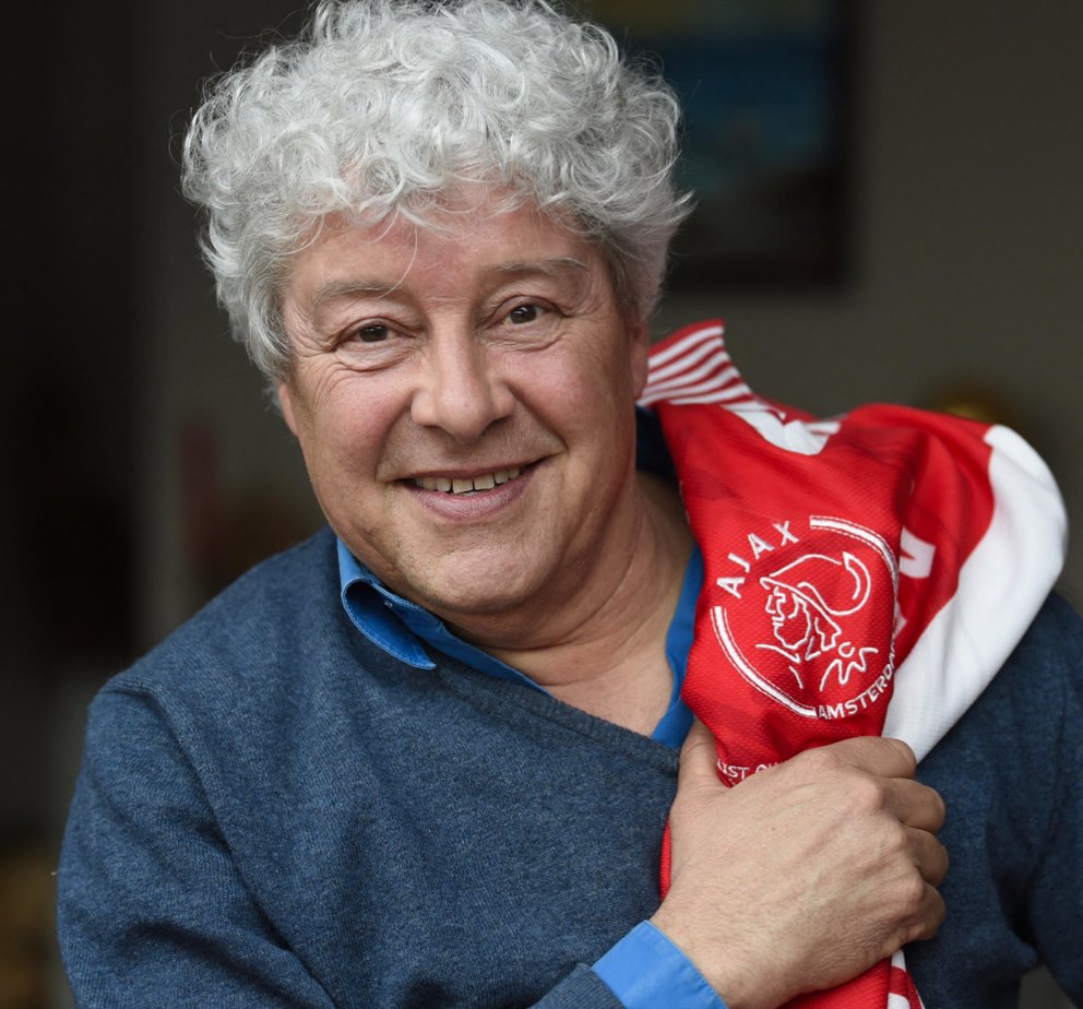 braniedepodcast's tweet photo. Vriend van Branie en #Ajax-geweten @david_endt schreef een prachtig boek over Voetbalshirts met een Verhaal. @uitgeverBrandt gaf het uit en jíj kunt het winnen.

Volg @braniedepodcast en retweet dit bericht. Vrijdag de winnaar!

#Ajax #Voetbalshirts https://t.co/a3q1ExcYhy