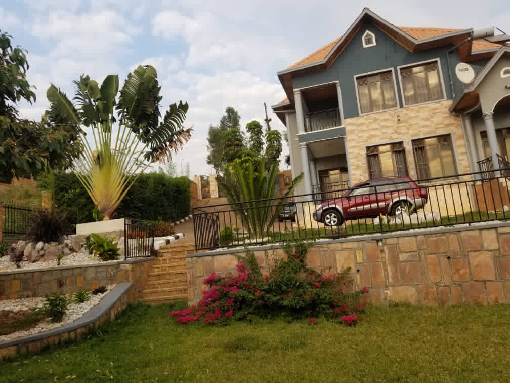 InganjiConstruc's tweet image. Hello #RWoT,
The stunning 1-story house you see right here is on sale.Its located in Rebero, 3 blocks from the main road and touches a tarmac road.Its a pleasant home with open kitchen,wide rooms &amp;amp; spectacular views of Kigali CBD. 
If interested in buying, call us on 0788201010