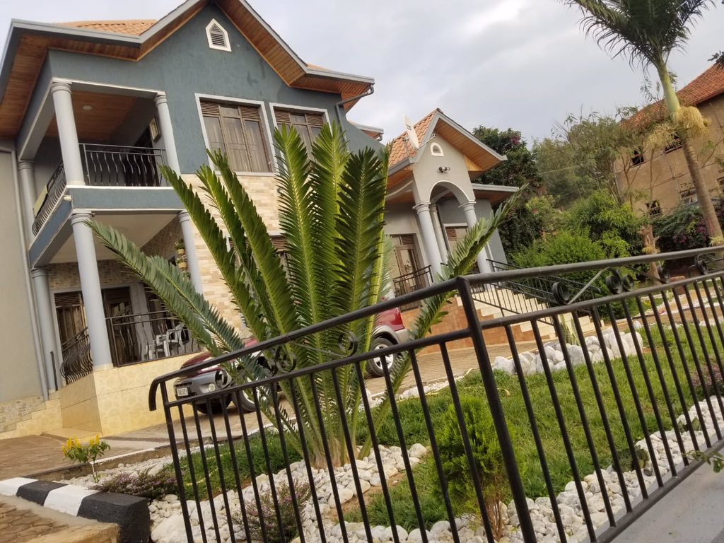 InganjiConstruc's tweet image. Hello #RWoT,
The stunning 1-story house you see right here is on sale.Its located in Rebero, 3 blocks from the main road and touches a tarmac road.Its a pleasant home with open kitchen,wide rooms &amp;amp; spectacular views of Kigali CBD. 
If interested in buying, call us on 0788201010