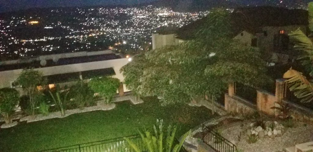 InganjiConstruc's tweet image. Hello #RWoT,
The stunning 1-story house you see right here is on sale.Its located in Rebero, 3 blocks from the main road and touches a tarmac road.Its a pleasant home with open kitchen,wide rooms &amp;amp; spectacular views of Kigali CBD. 
If interested in buying, call us on 0788201010