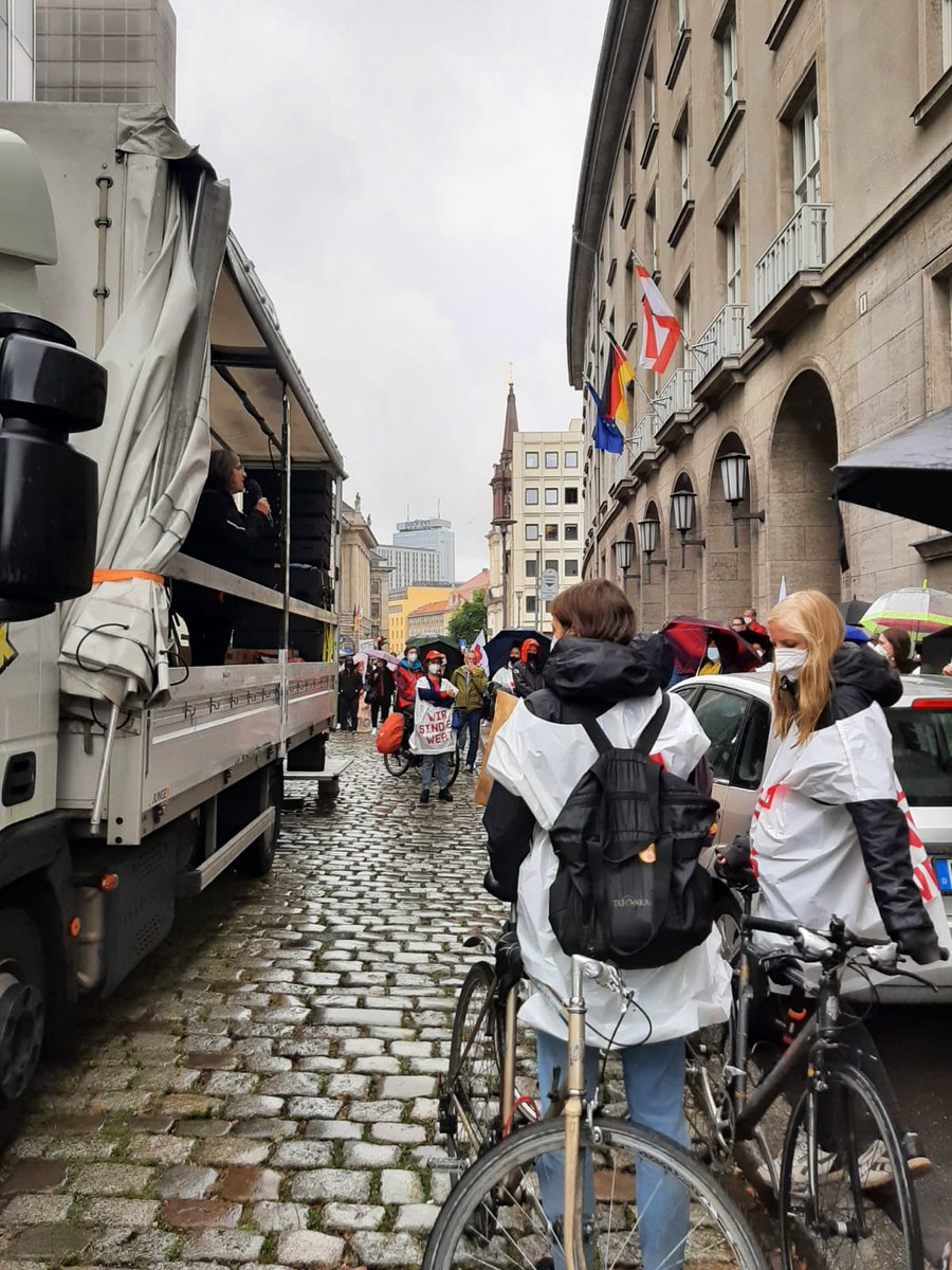 Paar Impressionen von unterwegs. Auf dass unsere Erzieher*innen gehaltsmäßig nicht mehr lange im Regen stehen müssen. Dieser Kalauer sei uns gestattet! Ein kleiner Lacher motiviert ja auch, oder <a href="/SenBJF/">Senatsverwaltung für Bildung, Jugend und Familie</a> <a href="/AWOBund/">AWO Bundesverband</a> <a href="/AWOBerlin/">AWO Berlin - Arbeiterwohlfahrt Landesverband</a>??!