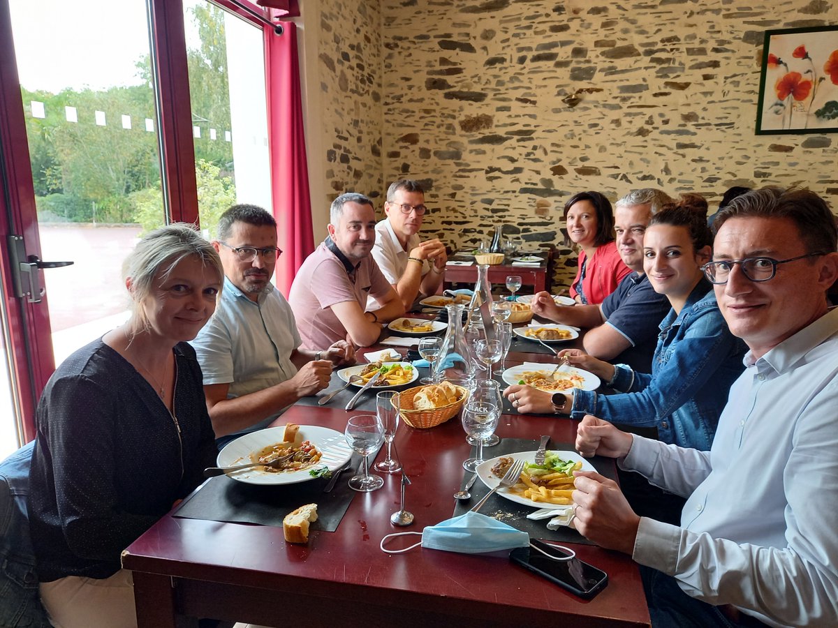 vlcerfrance's tweet photo. Suite de l'opération #JeMangeChezMesClients initiée chez @cerfrance85. L'objectif étant de soutenir nos clients restaurateurs en participant à la relance de l'économie vendéenne comme ici avec une partie de l'agence Cerfrance #Boufféré au #DomainedelaBretonnière 👍 https://t.co/ZpIvYvx67Z