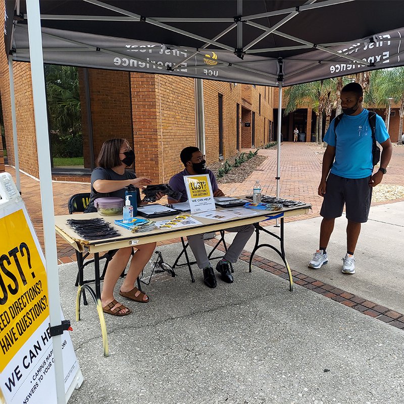 SSWBatUCF's tweet photo. Thank you to Campus Locators for offering guidance to more than 3,500 Knights navigating their way across the @UCF campuses — including @UCFDowntown &amp; @rosencollege! Many students were coming to campus for the first time, making the Campus Locators more important than ever! https://t.co/KTd1etsEch