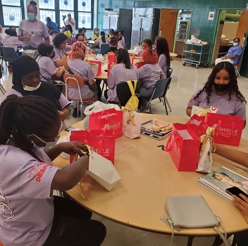 nps_nsfd's tweet photo. Newark School of Fashion &amp; Design Freshman Summer Bridge Academy 2021!! SHOUT OUT to Misa Hylton, Naomi Jonas, Tamiko White, all the Sponsors, &amp; the MHFA Team for the Partnership, Love &amp; Support ❤!!
#OurFashionFamily #WhatAnExperience #NSFD
#NewarkButMakeItFashion https://t.co/6otyePmKAS