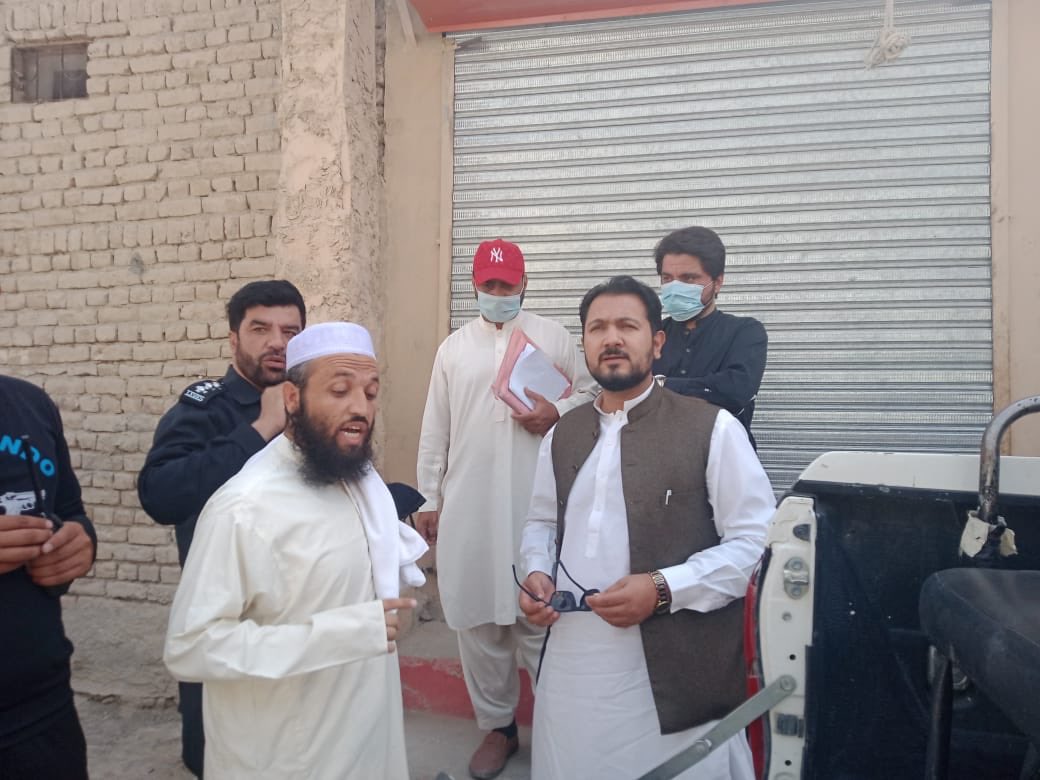 Convincing polio refusals in Pashtunabad. Please vaccinate your children against Polio. #polioFreePakistan