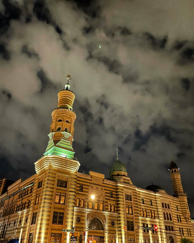 Humid nights on Mass Ave after @indyfringe! No filters on the sky above @oldnationalcentre. Ready for 🍂🍁 though!
.
.
.
.
.
#kelseeposts #indyblogsociety #indystage #indyblogger #indyevents #midwestblogger #indy #indianapolis #downtownindy #igersindy … instagr.am/p/CTM0Aser5_o/