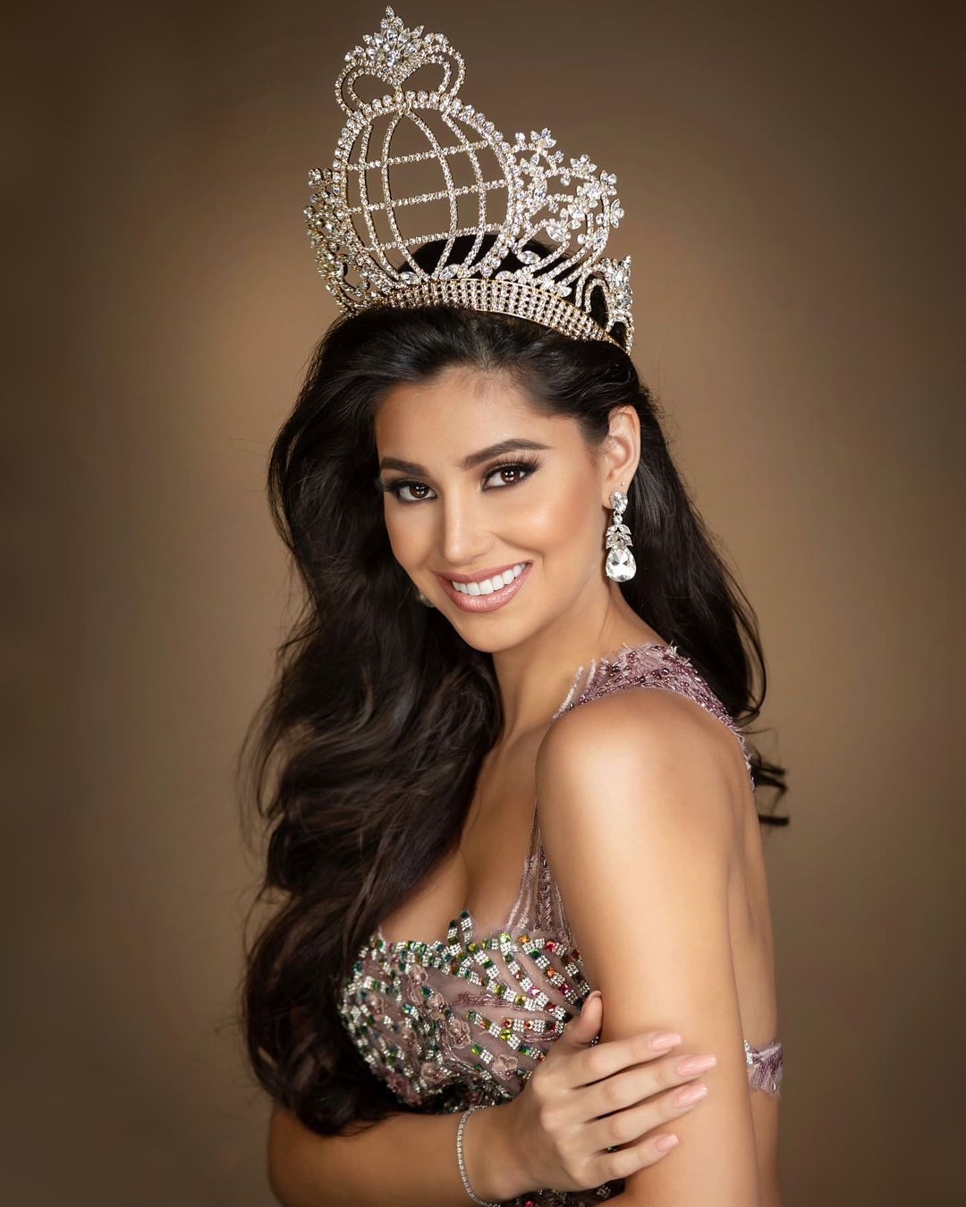 Missosology on Twitter: "𝗟𝗢𝗢𝗞 | #MissMundoColombia 2021 Andrea Aguilera  in her official portrait! After finishing first runner-up in #MissWorld  four times (1981, 1983, 1996, 2002), will Colombia finally bring home the  elusive