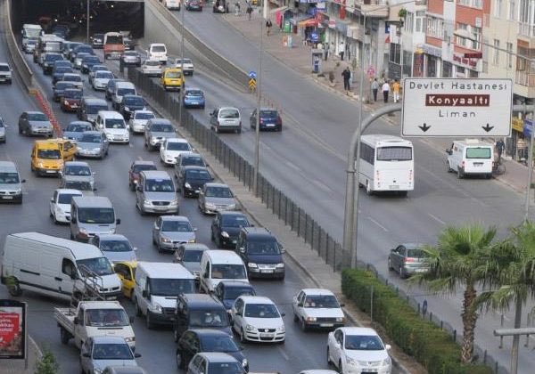 Antalya’da her 2 kişiye 1 araç düşüyor.