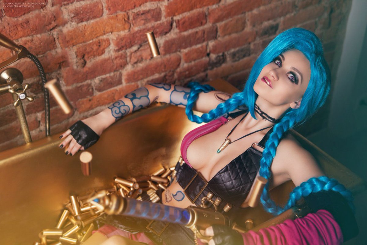 Old but gold 5 years ago I made a lot of LoL cosplays #Jinx #LeagueOfLegend...