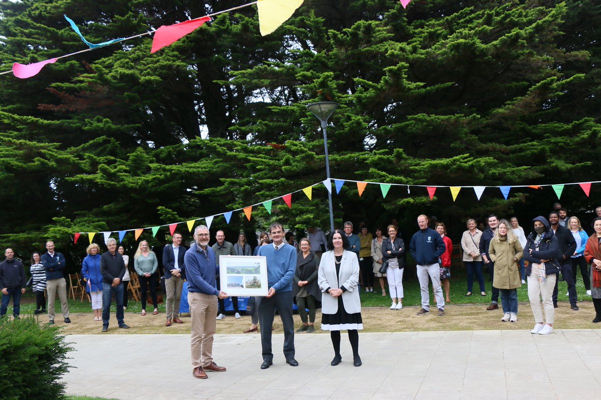 ucdagfood's tweet image. Outgoing Dean of Agriculture @ucddublin Professor Alexander Evans receiving a presentation from Professor Frank Monahan (Incoming Dean) and Professor Cecily Kelleher, Principal, College of Health and Agricultural Sciences @ucddublin at today’s @ucdagfood school meeting.