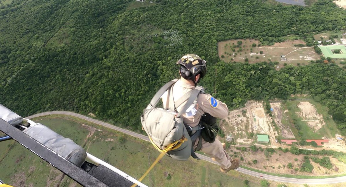 PucaraDefensa's tweet photo. La @ArmadaColombia suma capacidad de #paracaidismo con apoyo de la @FuerzaAerea_Arg
#colombia @FNC_ArmadaCol #comandos #FFEE #GOE #rampac #rescom #infiltracion @BellFlight #Bell412 #SpecOp #B412EP
https://t.co/ryaD0DZ5BE https://t.co/iYb3qkJ02F