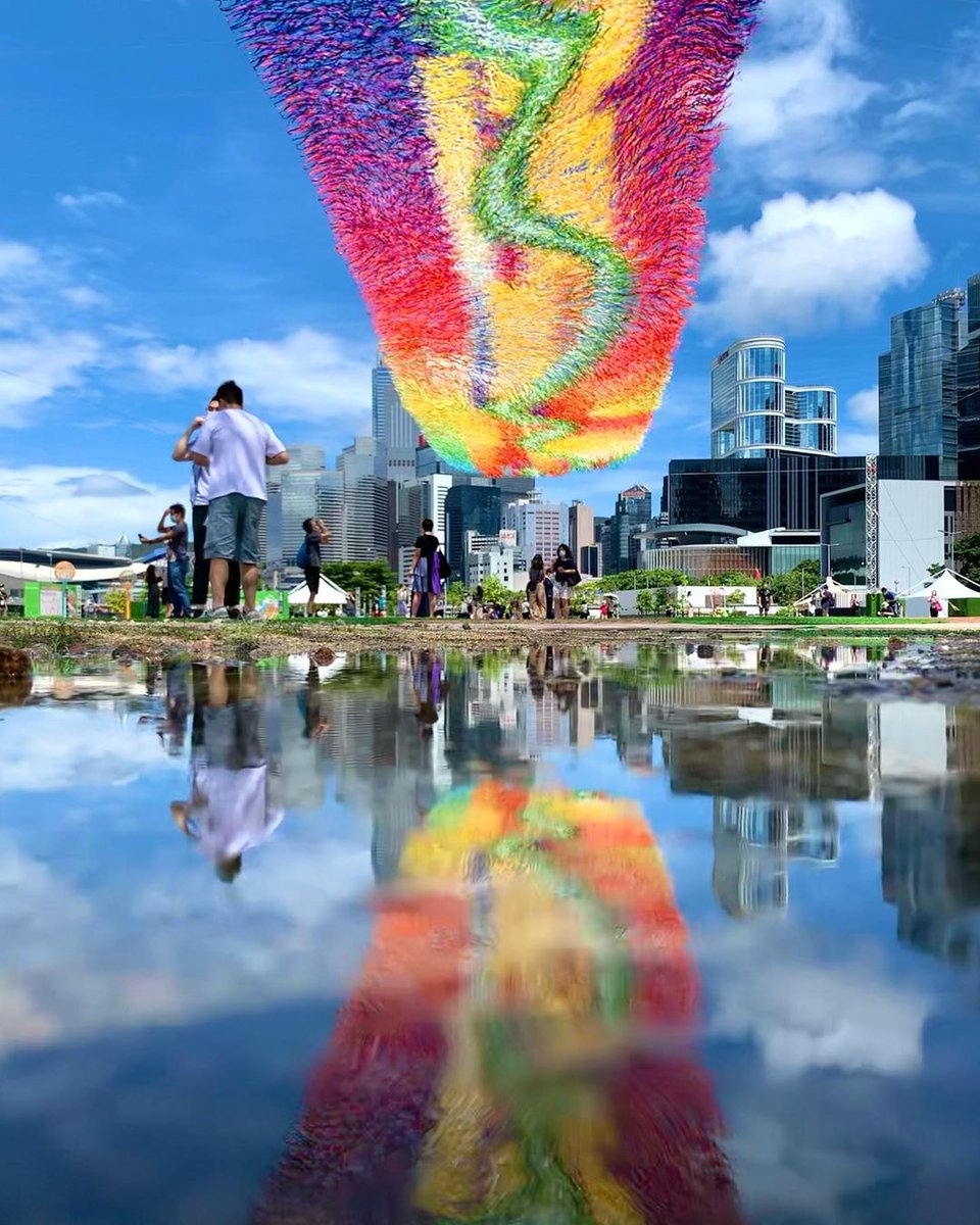 Poetic_Kinetics's tweet photo. Today's IMAGE OF THE DAY is this stunning picture #RiverOfLight. Thank you @ymmandy for capturing this moment and sharing it with us!
#PatrickShearn #PoeticKinetics #DiscoverHongKong #VictoriaHarbour #PublicArt #OutdoorArt #Outdoorfun #KineticArt #hongkong #CreativeStudio https://t.co/ckVKbrAbZM