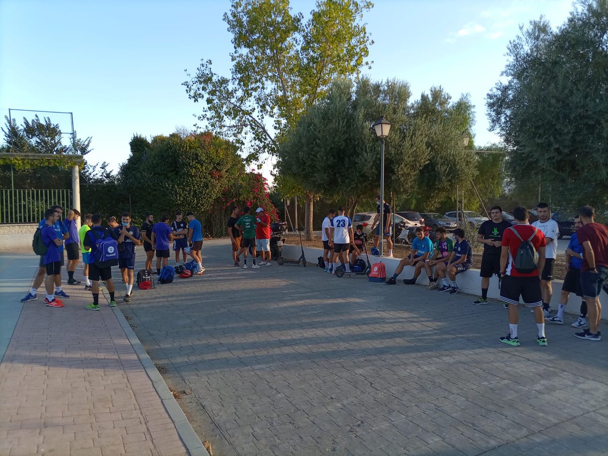 BMCiudadDMalaga's tweet photo. 🤾🏻‍♂️ Nos encanta ver cómo entrenan nuestros chicos. Hoy, día feliz para nuestro equipo de #SegundaNacional, ya que ha comenzado su #pretemporada a las órdenes de @AleBailen.  

#ContigoTodoEsPosible
#LaSumaDeTodos https://t.co/ADCfVUUNxH
