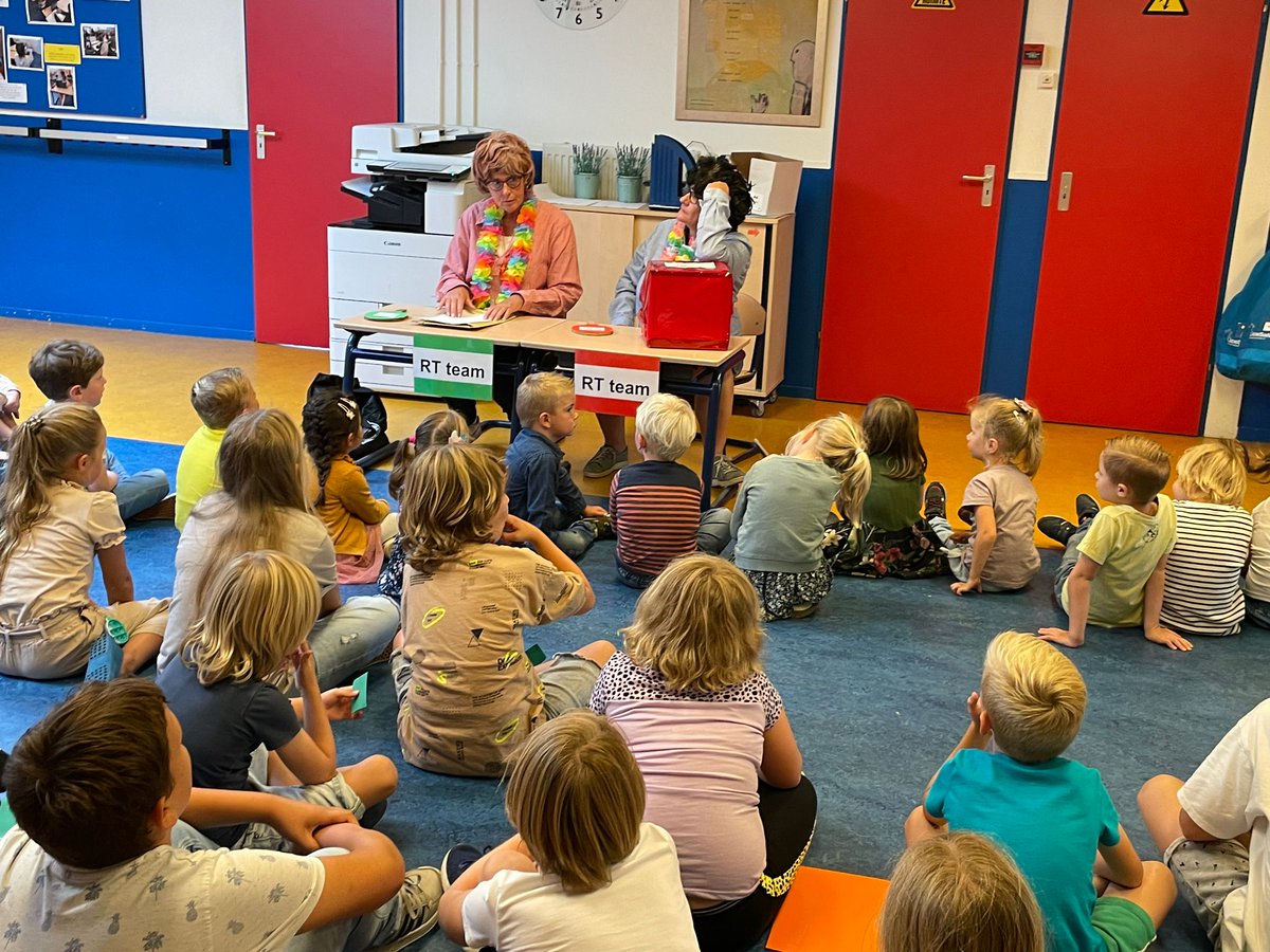 Achterweg's tweet photo. Door en Floor op bezoek, het rtteam aan de slag met de kinderen over de schoolregels. #sova #sel #goudenweken #startschooljaar https://t.co/rrfGxE242i