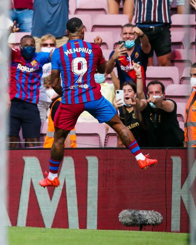 FCBarcelona_es's tweet photo. 😍 Memphis x Culers 💙❤️ https://t.co/2zYd1anHHv
