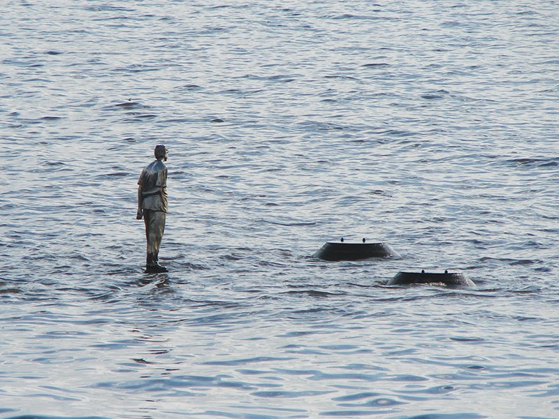 Arjantin'de 'gökten yağan cesetler'in öyküsü 👇
 
Denize bakan bir erkek çocuğunun heykeli Arjantin’de zorla kaybedilen bir çocuğun anısına inşa edildi. Öldürülen çocuk yaşasaydı heykeli yapan Claudia Fontes ile aynı yaşta olacaktı.