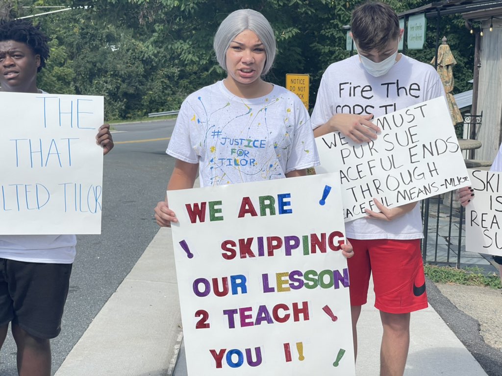 itskathrynyoung's tweet photo. “Absolutely unacceptable” that’s what students at Nelson County High School say about the treatment of a Nelson County High School students during an interaction with sheriffs in Nelson. https://t.co/hBBxaySXuN