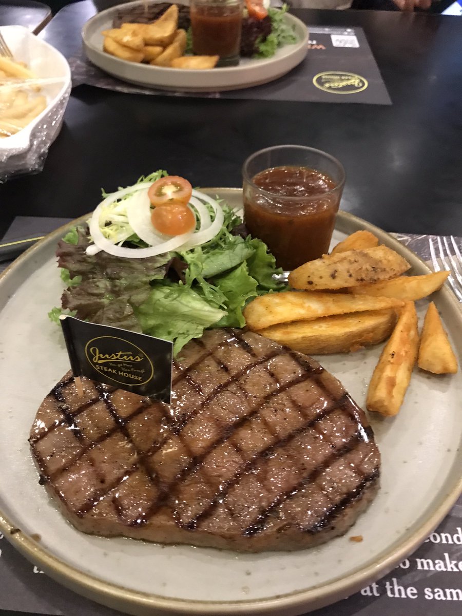 fajaralii's tweet photo. Family dinner kmrn, post skrg krna kmren sibuk sm bumper ketabrak.
Setidaknya gk cm kesimpen d camroll, dan biar lo tau gw makan enak nan mevvah.!! 🤭😏 https://t.co/2uWjO8xsUZ