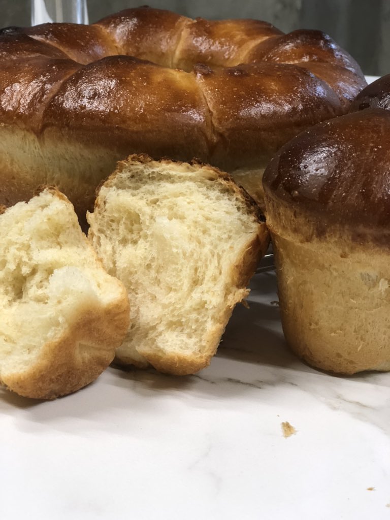 SentSoviBcn's tweet photo. Quan important és la paciència, ahir vam començar a fer #brioche i ha valgut la pena.
Fet amb la nostra massa mare i ho acompanyarem amb melmelada d'albercocs que vam cuinar la setmana passada. #sentsovibcn https://t.co/XQAmwFsDCg