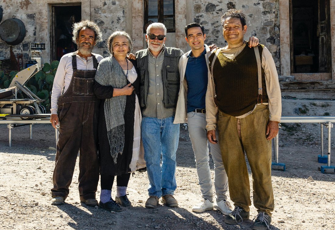 NetflixLAT's tweet photo. ¡Que viva México!, la nueva película de Luis Estrada (El Infierno, La Ley de Herodes), contará con @DamianAlcazar, @AnaMartinActriz, @cosio_joaquin y @ponchohd y trata, según Estrada, de "ese pequeño infierno que todos tenemos: La Familia”.
Llega a Netflix en 2022 #QueMéxicoSeVea https://t.co/CV5VIqTu9N