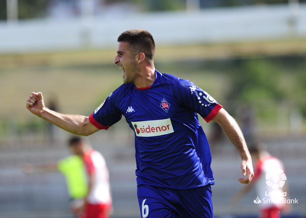 SDAmorebieta's tweet photo. Ayer, 3 meses después, Iker Bilbao (@Ikerbilbaoo) volvió a hacer historia 🔝🙌🏼

🔹29/08/2021 primer gol de la SD Amorebieta en #LaLigaSmartBank ante la UD Almería

🔹22/05/2021 marcó el gol del ascenso ante el Badajoz

#aupaAZULES
#HerriBatenIlusioa✨ https://t.co/1SjwMy78Gn