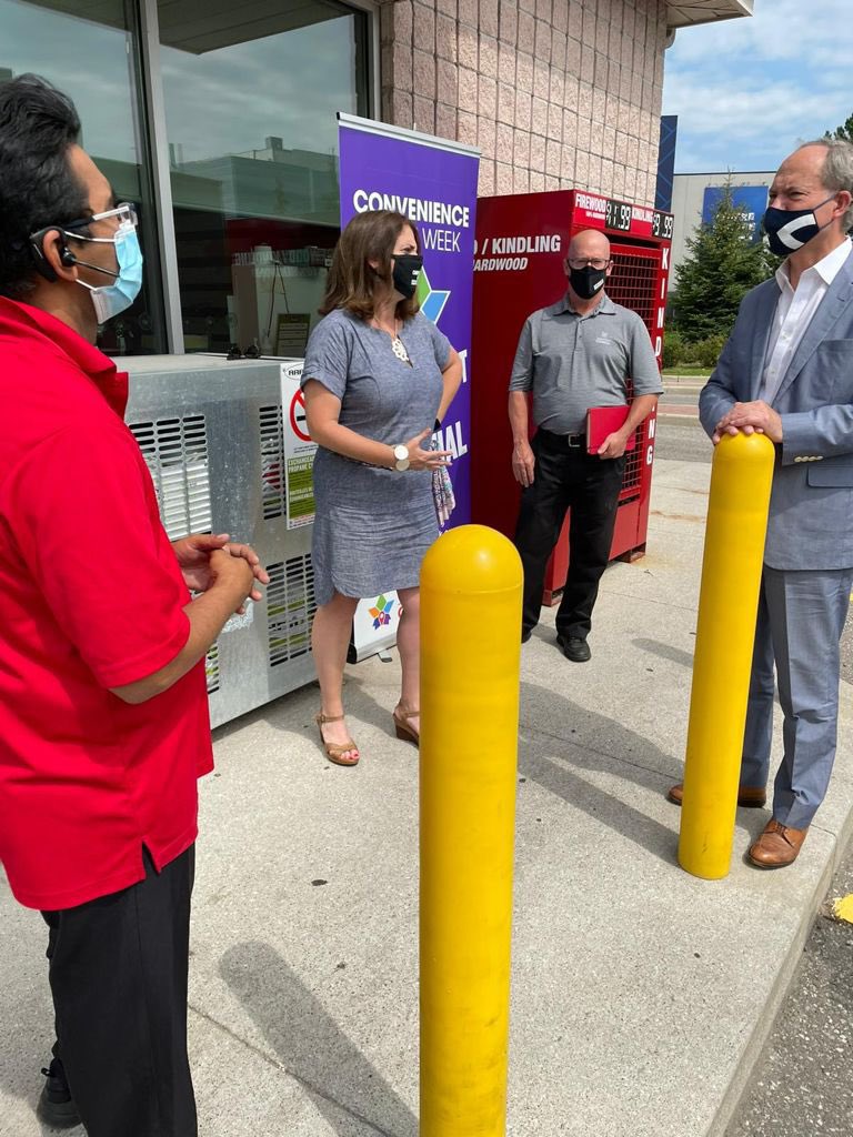 ConvenienceCan's tweet photo. Thanks @PBethlenfalvy for stopping in at @circlekcan on Liverpool and Pickering Parkway today for Ontario #ConvenienceWeek Let's keep celebrating our #FrontLineHeroes this week &amp; every week. It’s all for a great cause @MakeAWishCA https://t.co/RxcJ5t9Zg5