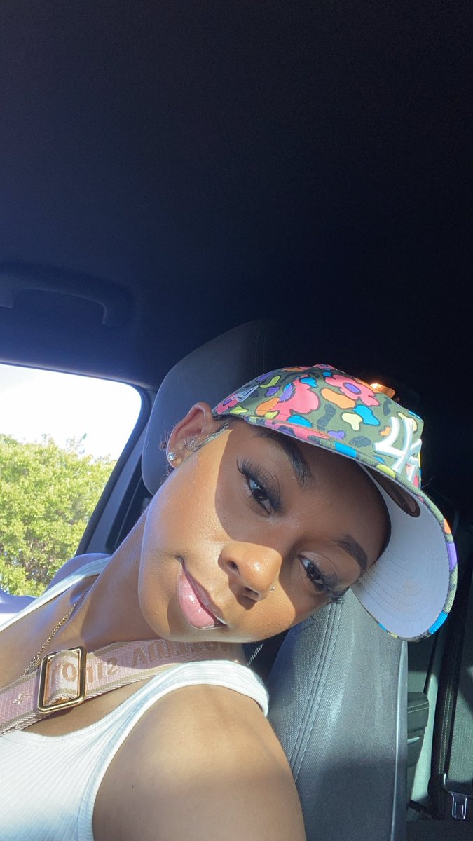 yagabbssdidit_'s tweet photo. facetime😅 https://t.co/MvBkdgoF4S