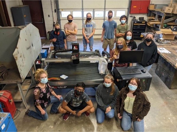 Edwin_Shoemate's tweet photo. Mr. Crawford's @cobden_high industrial design class assembling our new CNC plasma cutter. Mrs. Lefevere and Mr. Crawford will both be utilizing this new technology. @cobden_cusd17 #appleknockerpride https://t.co/JZ6Do60fuM