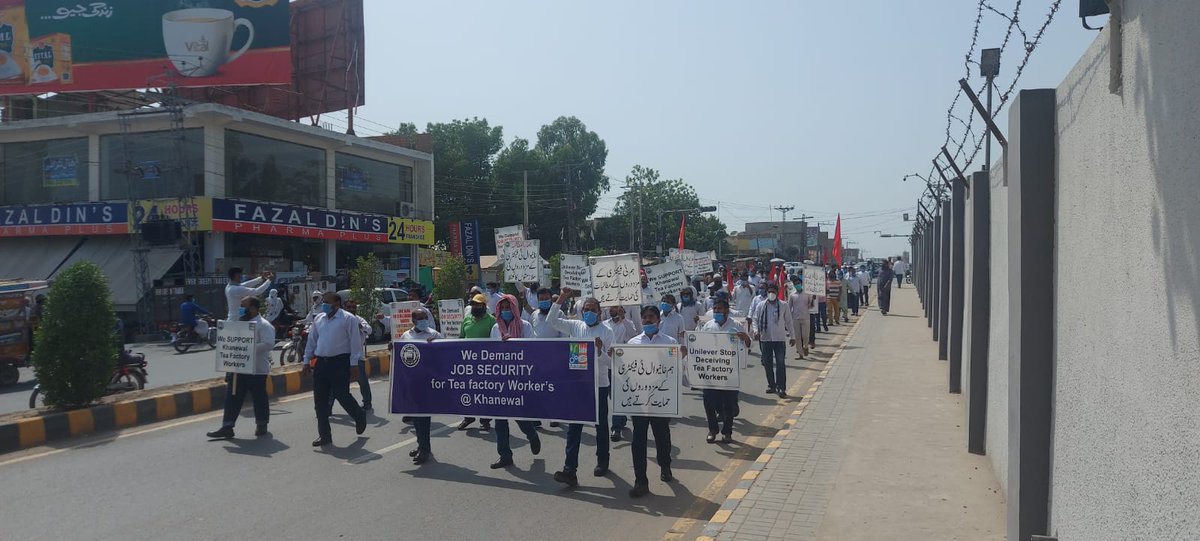 YameenRehmani's tweet photo. Today a huge demonstration organized by WUUP RYK City Council (at Unilever Factory) in support of Lipton Tea Workers @ Khanewal. 
#right2info #UnileverEnsureJobSecurity #RespectUnionRights https://t.co/D5Iiva61Aq https://t.co/3AjVzcqSCy