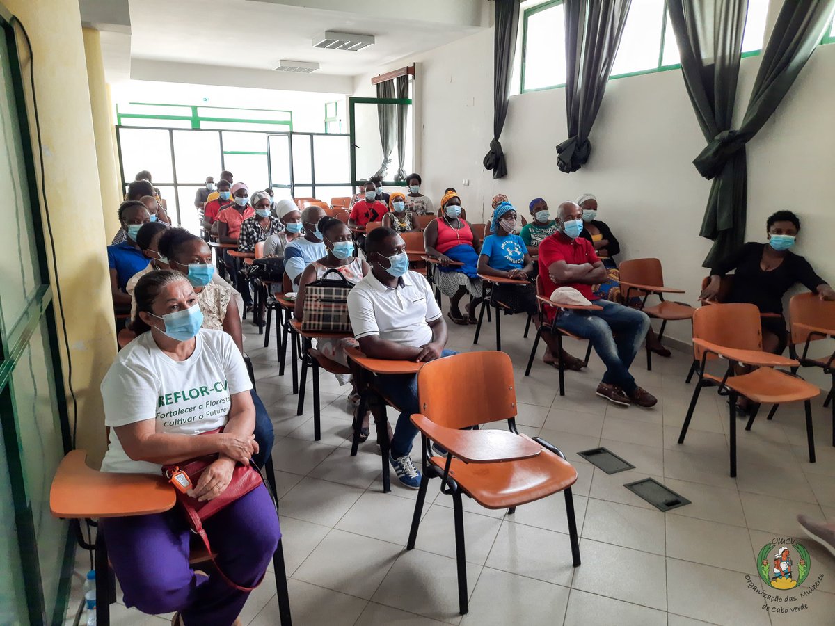 omcv_'s tweet photo. OMCV em protocolo com a FAO, entregou certificados de formação em “Gestão de Pequenos Negócios” a 63 formandas/os dos municípios de Tarrafal e Santa Catarina de Santiago.
“GET AHEAD – Mulheres e Empreendedorismo”, no âmbito do Plano de Contingência Covid-19 FAO/Projeto REFLOR-CV. https://t.co/pLlYMhUS8D