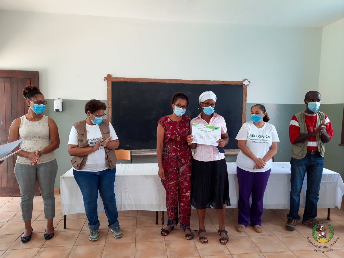 omcv_'s tweet photo. OMCV em protocolo com a FAO, entregou certificados de formação em “Gestão de Pequenos Negócios” a 63 formandas/os dos municípios de Tarrafal e Santa Catarina de Santiago.
“GET AHEAD – Mulheres e Empreendedorismo”, no âmbito do Plano de Contingência Covid-19 FAO/Projeto REFLOR-CV. https://t.co/pLlYMhUS8D