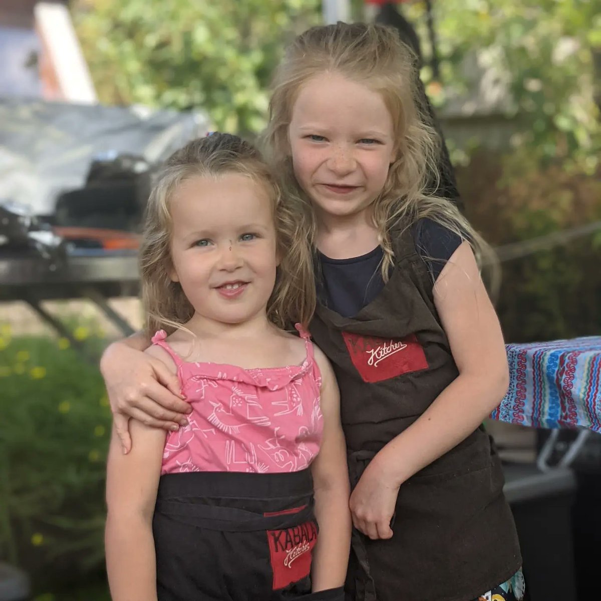 Pitched up in my parent's garden yesterday afternoon to cater for a family party which was a complete joy and a pleasure. It also provided the opportunity to welcome the 2 newest (and cutest!) recruits to the KK team as my nieces jumped behind the counter to help serve guests 🥰