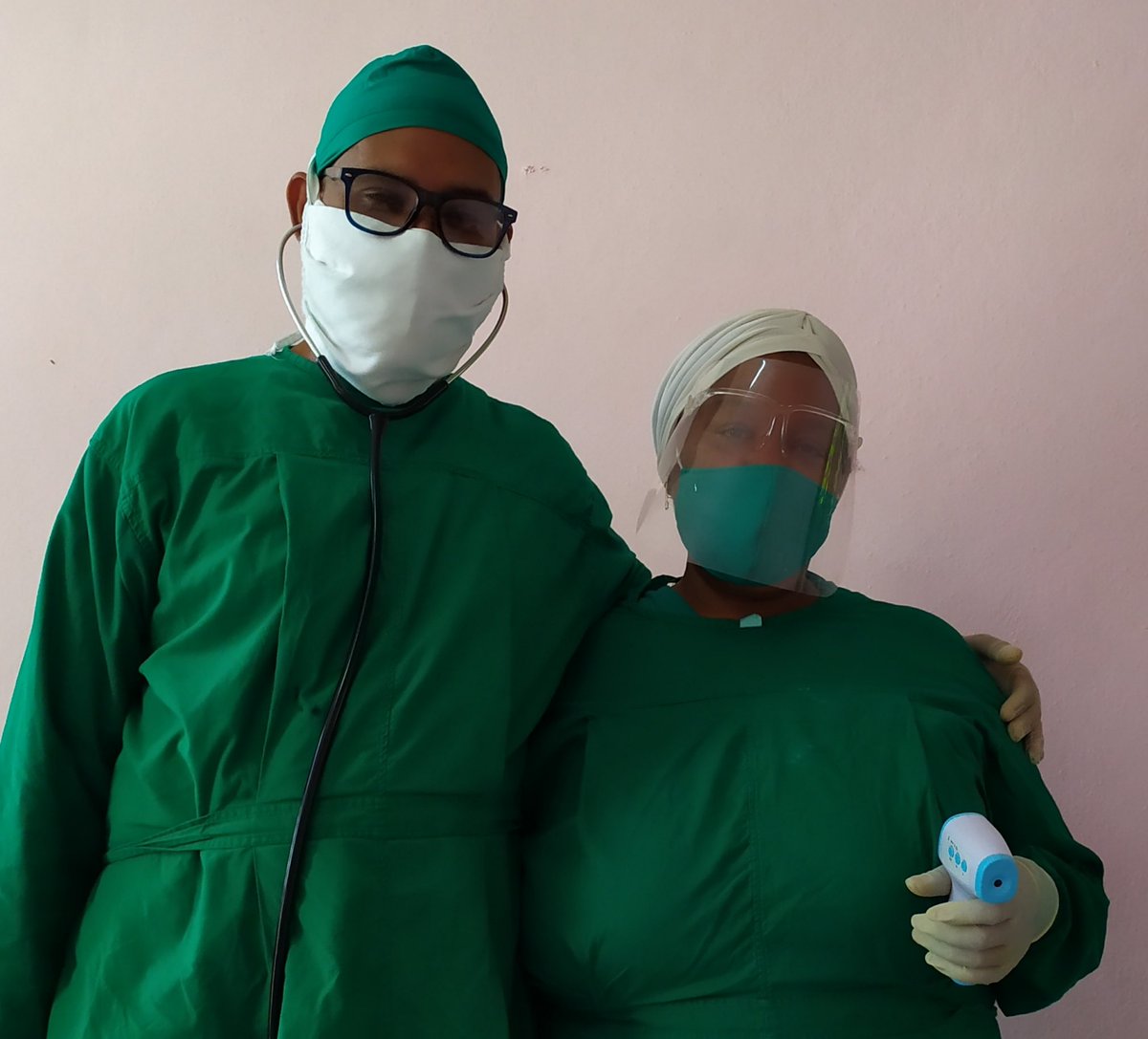 vivitaelena's tweet photo. ❤️Héroes cotidianos, Dr Miguel y enf. Lídice y  su equipo,  atienden viajeros en centro aislamiento de excelencia:  Escuela C. de @CubaMicons. Amabilidad,  responsabilidad y profesionalidad. Agradecidos y orgullosos de los medicos #cubanos 🇨🇺!#CubaPorLaVida 
@MINSAPCuba @DanhizDP https://t.co/9w3IiOputP
