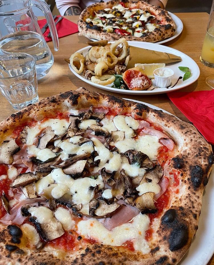 noiquattrouk's tweet photo. Classic #Prosciutto 🍖 &amp; #Funghi🍄 #Pizza 
+ #Cuoppo 👌 https://t.co/nBeeBDeIfb