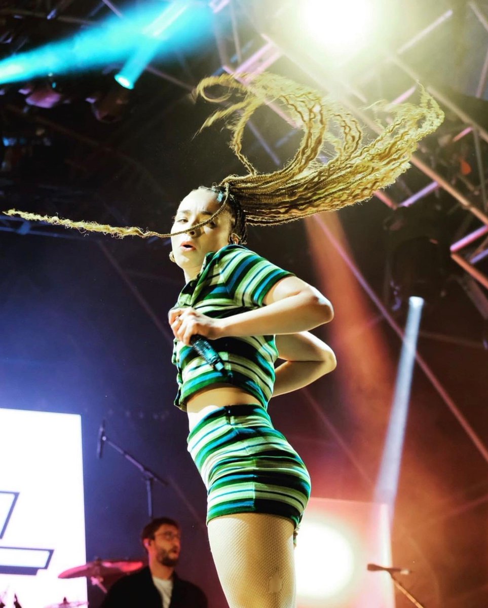 EllaEyre's tweet photo. VICTORIOUS i’m still on the biggest high from last night ✨ thank you with my whole heart for THE best end to THE best weekend ✨ i hope you loved every second as much as we did !!!!!! @VictoriousFest 

📸 @dfpphotographic https://t.co/BFO479cQ4T